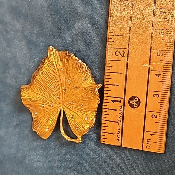 Vintage 1950s crystal choker 2 strands, 2 gold tone brooches - Picture 12 of 14